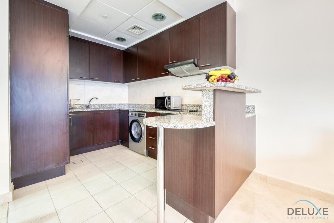Rate Chic 1br With Balcony In Prime Spot By Deluxe Homes